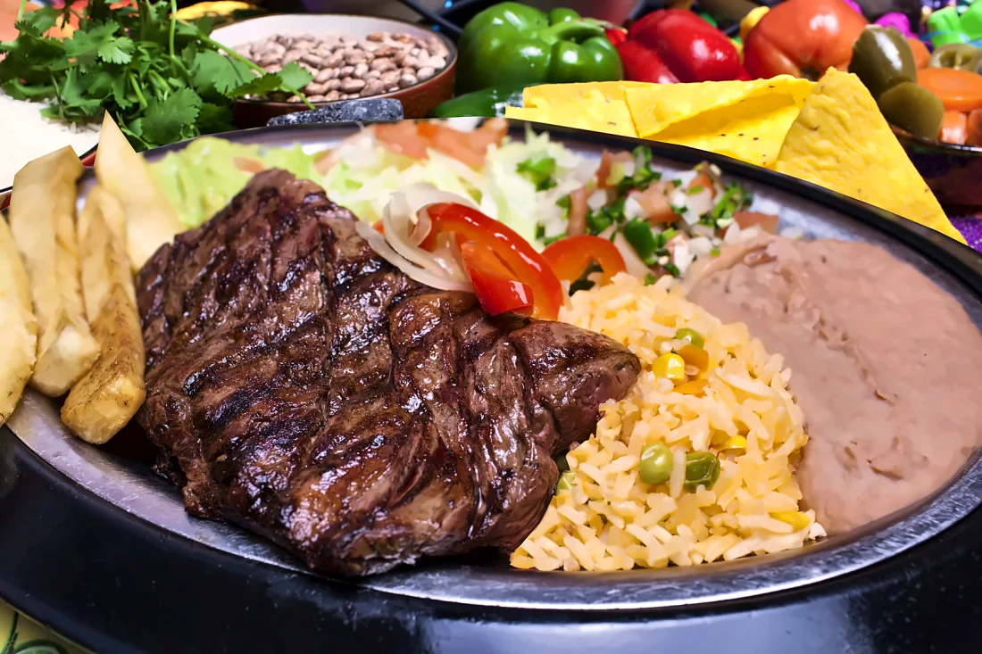 Tampiqueña plate with skirt steak, rice, beans and fries